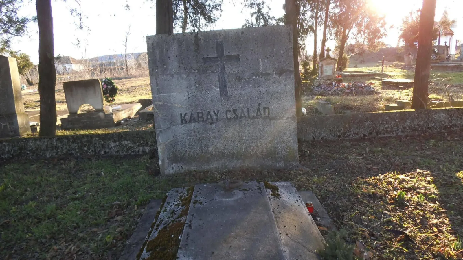 Méltó emlék a Kabay családnak: Példaértékű összefogással szépült meg a sírhely Tiszavasváriban