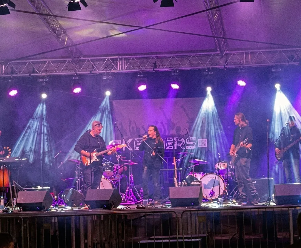 Hatalmas siker volt az Októberfest Tiszavasváriban: Családi élmények és élőzenés koncert lázba hozta a várost!